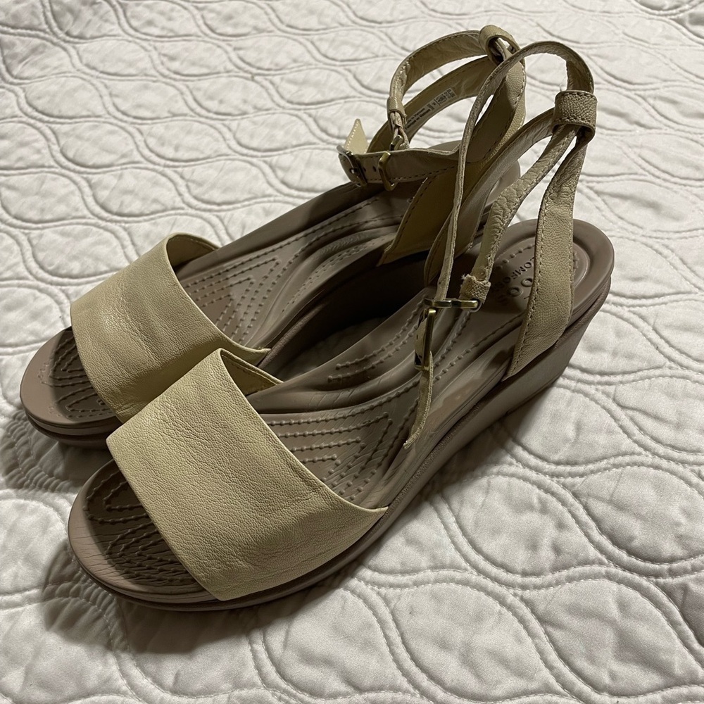 Crocs - women’s Leigh - Ann ankle strap leather wedge beige sandals size 5